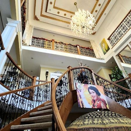 Empress Palace Hotel Surrey Exterior foto